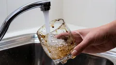 Smutsiga och intorkade glas blir skinande rena: kom ihåg ingredienserna till den här hemmagjorda disklösningen